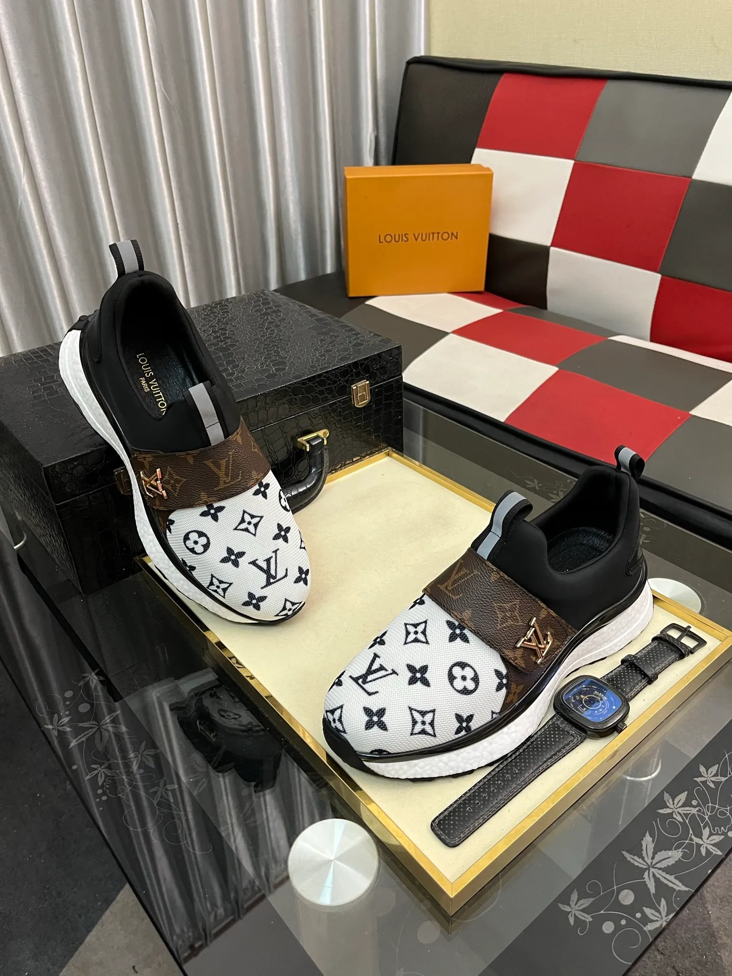 Men's shoes💰458⌚️⌚️"LOUI* VUITTO*" latest popular men's casual shoes ✔️This model is made of original breathable fly woven fabric, super shiny in real life⚡️ Fashionable and versatile, the toe last shape is firm and full, the soles are made from LV original mold and can be put in and out at will. It is light and comfortable for the foot~Purely handmade, details determine the quality! Size:38-442️⃣Colors available
